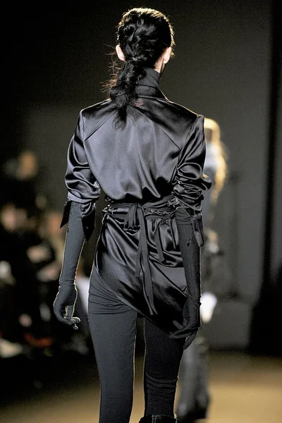 Look 16